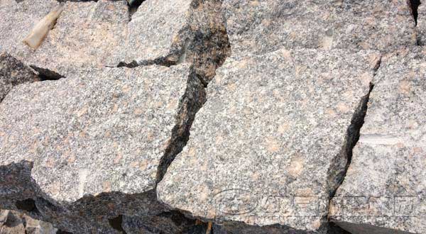 将花岗岩破碎成石子需要什么设备？