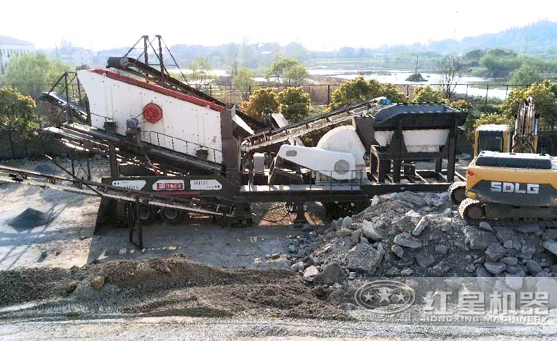 移动煤矸石破碎机作业现场
