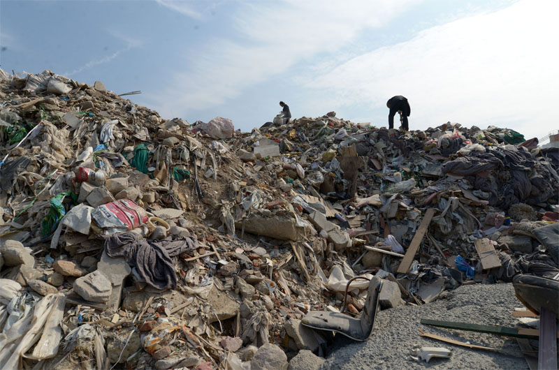 建筑垃圾堆积填埋不仅污染环境还占据土地资源