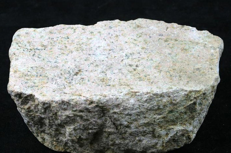 花岗岩是一种质地坚硬、耐磨性很好的岩石